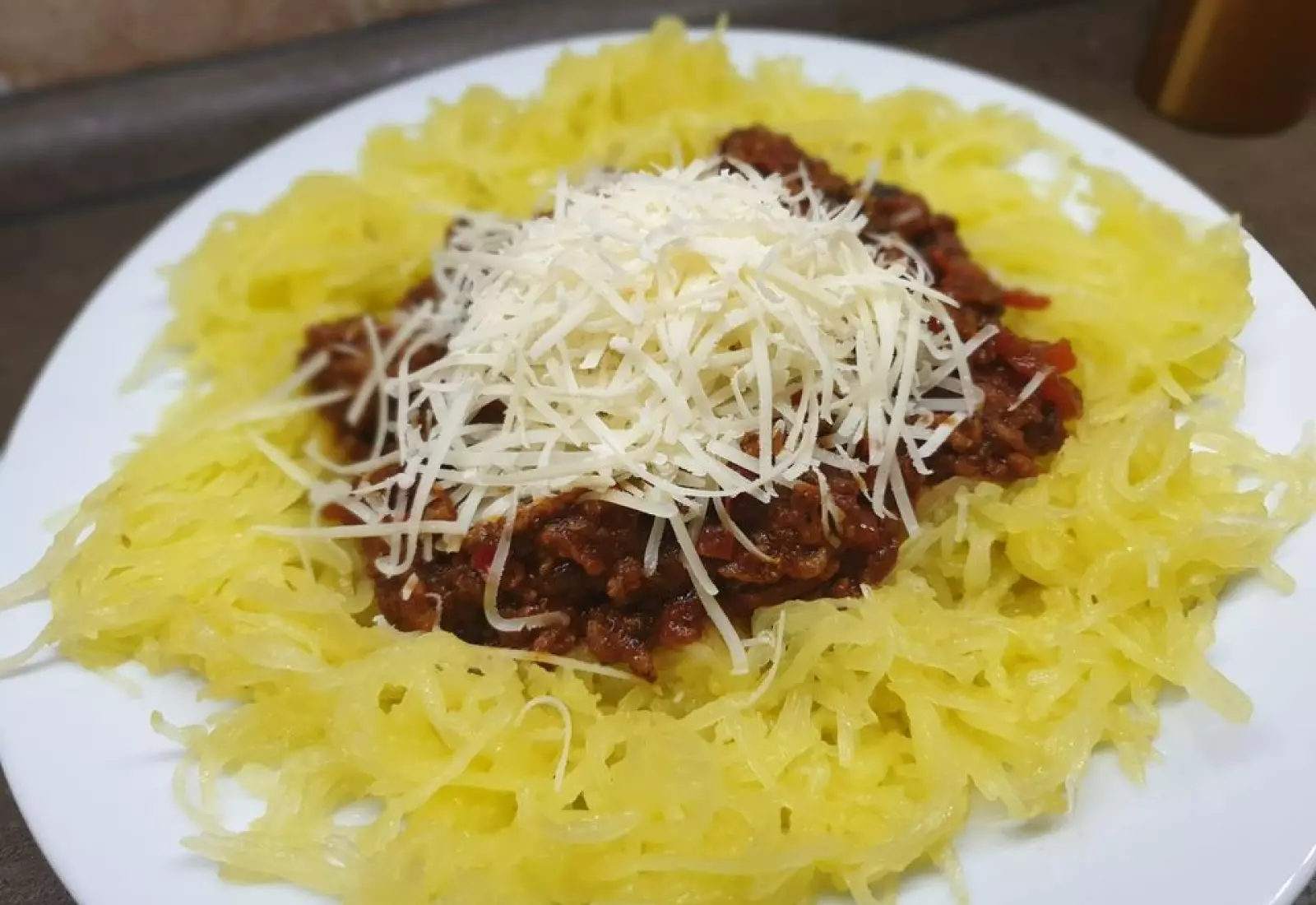 Špagetová dýně s masovou směsí a parmezánem