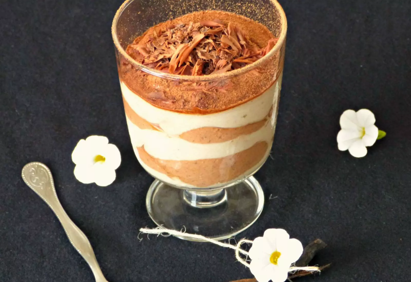 Vanilkový pohár s banánem a kakaovým práškem (univerzální – zmrzlina, krém)