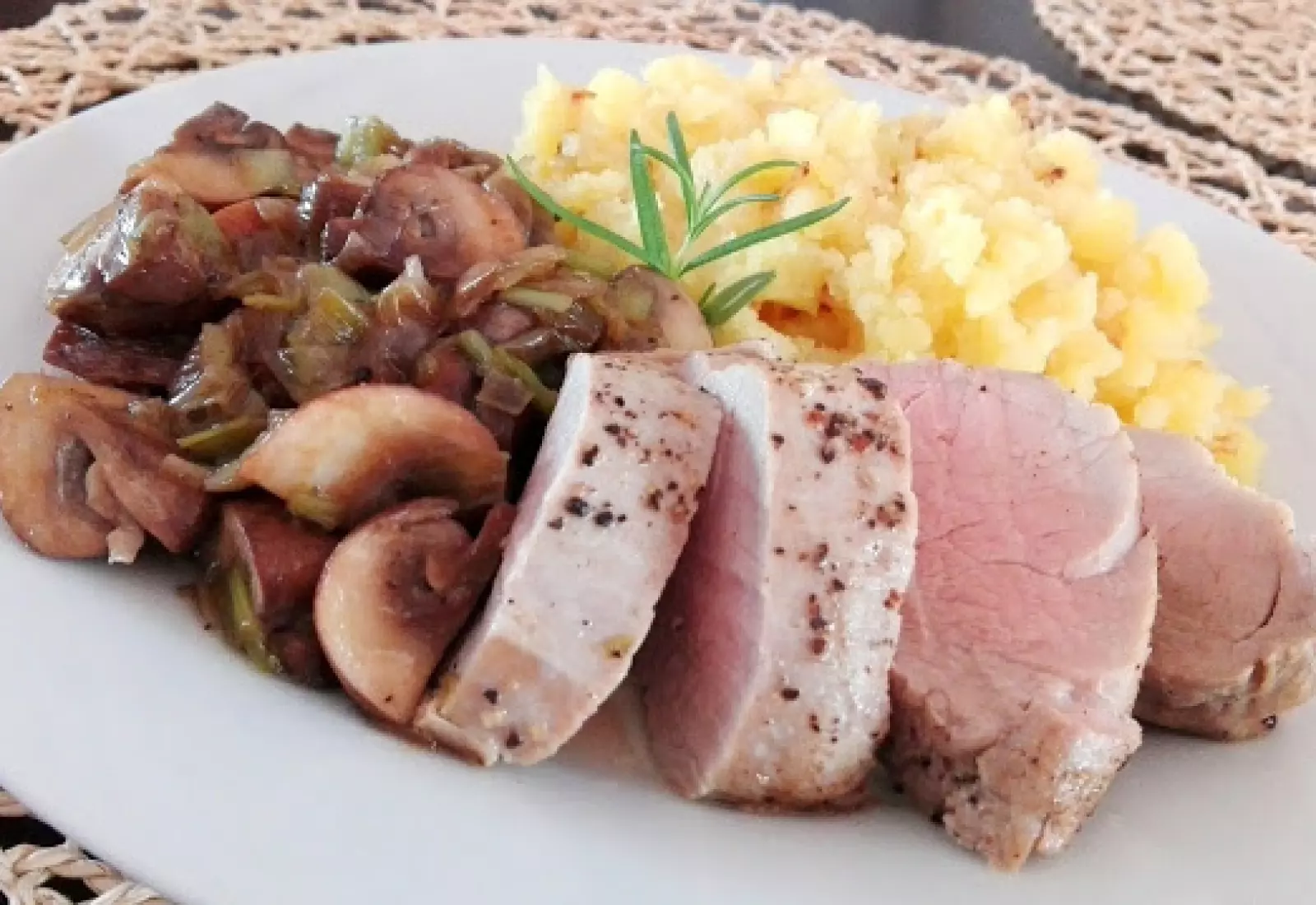 Vepřová panenka a ragú z krémových žampionů