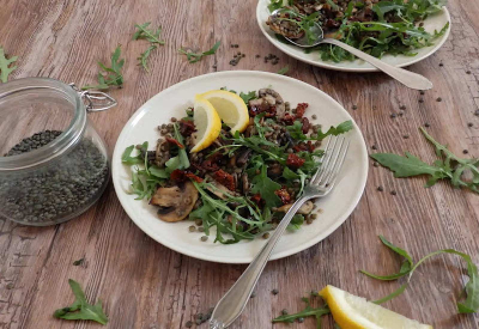 Čočkový salát s rukolou, houbami a sušenými rajčaty