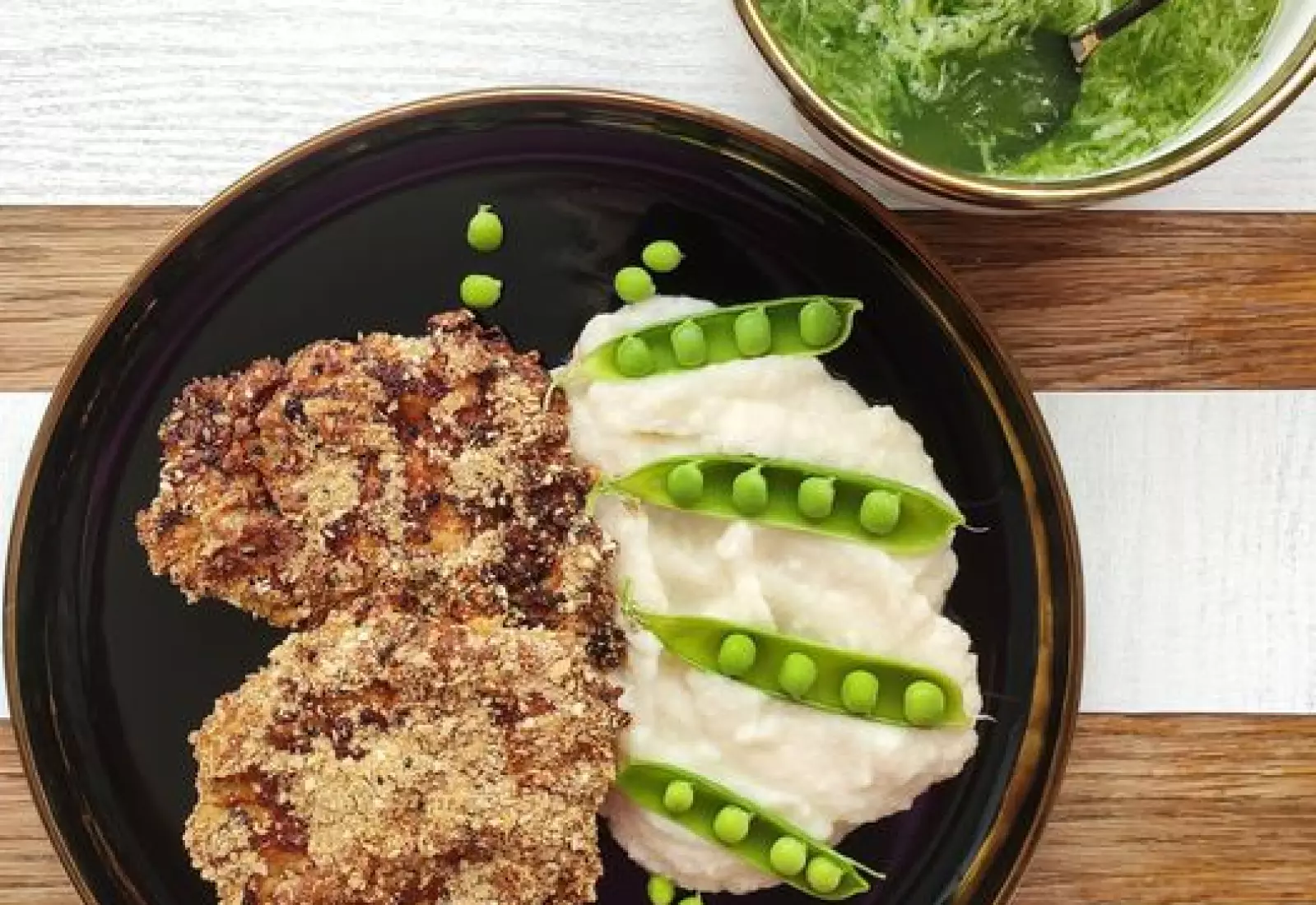 Vepřové řízky, květáková kaše a okurkový salát